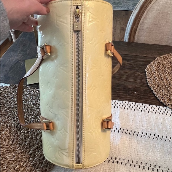 LOUIS VUITTON Vernis Yellow Leather Bedford Monogram Shoulder Bag - Picture 6 of 14